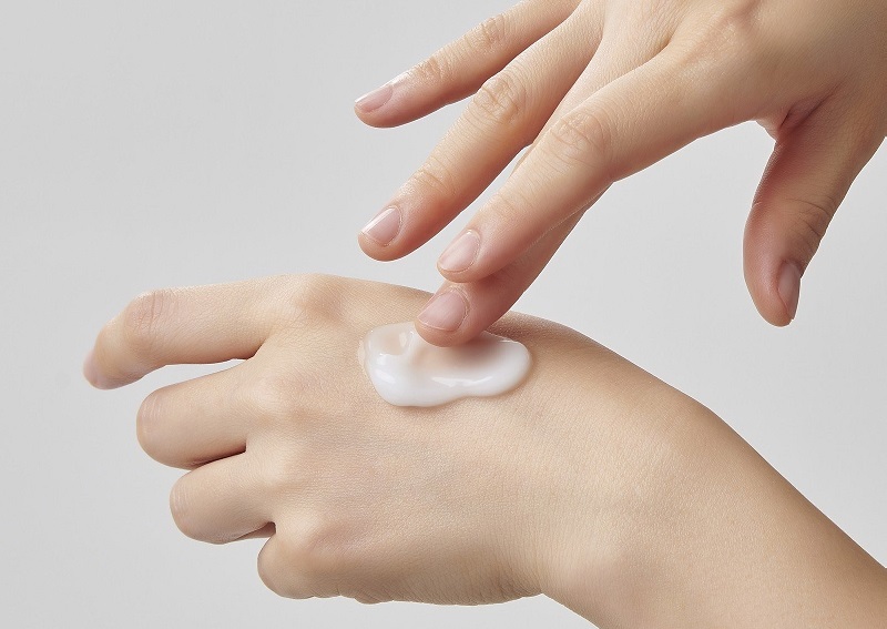 Kem nghệ không màu chất lượng có kết cấu mịn màng, thẩm thấu nhanh vào da